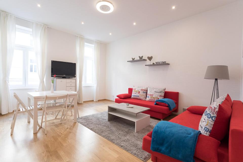 Część wypoczynkowa w obiekcie Bright Red Heart Apartment in Leopoldstadt