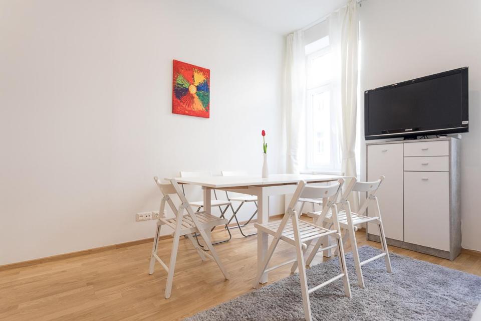 Telewizja i/lub zestaw kina domowego w obiekcie Bright Red Heart Apartment in Leopoldstadt