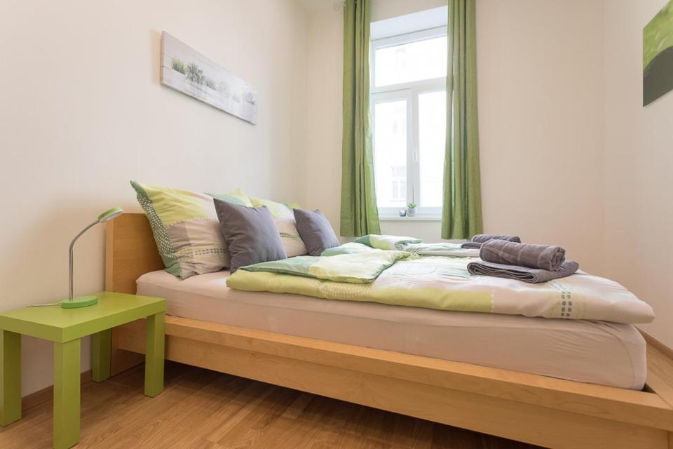Łóżko lub łóżka w pokoju w obiekcie Bright Red Heart Apartment in Leopoldstadt