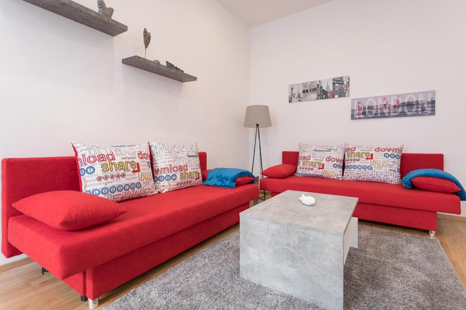 Część wypoczynkowa w obiekcie Bright Red Heart Apartment in Leopoldstadt