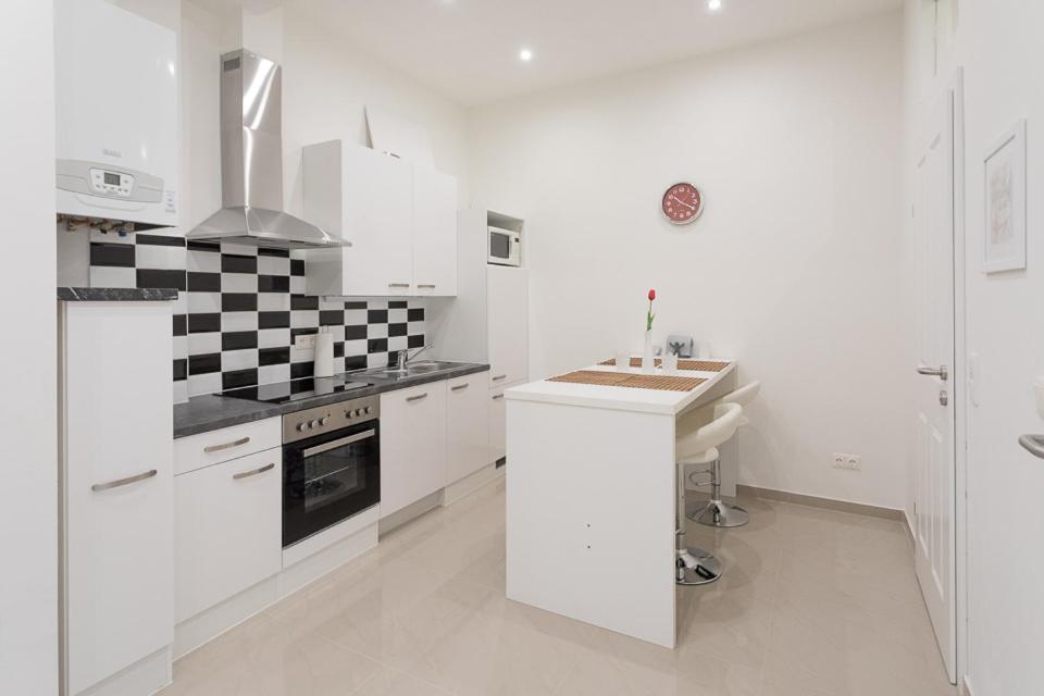 Kuchnia lub aneks kuchenny w obiekcie Bright Red Heart Apartment in Leopoldstadt