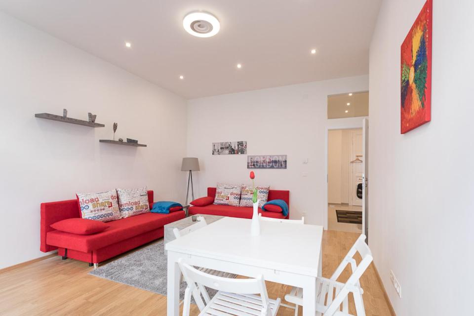 Część wypoczynkowa w obiekcie Bright Red Heart Apartment in Leopoldstadt