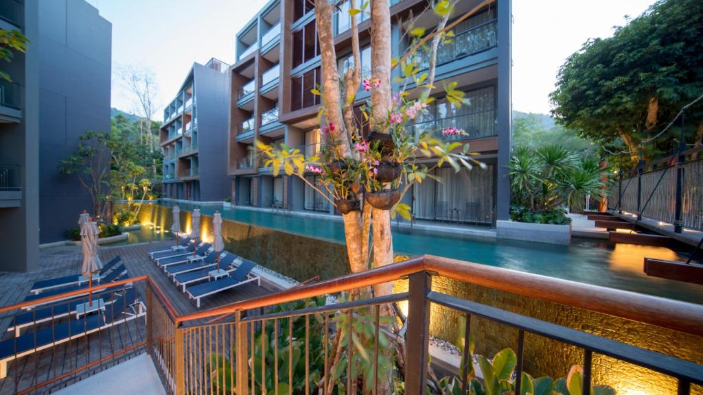 Bazén v ubytování The Nature Phuket - SHA Extra Plus nebo v jeho okolí