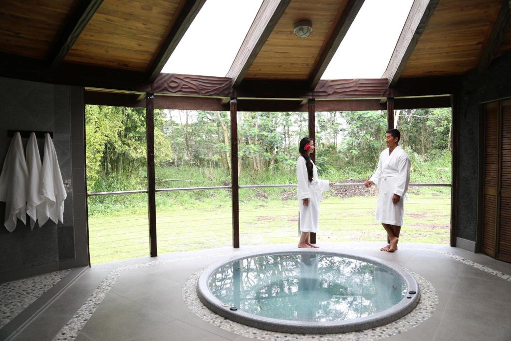 dos personas de pie frente a una bañera en Hawaiian Sanctuary Eco Retreat Center, en Pahoa