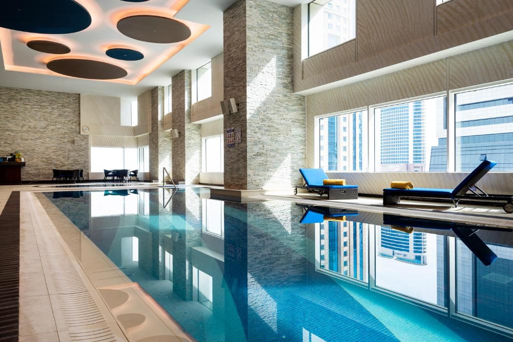 Bazén v ubytování Centara West Bay Hotel & Residences Doha nebo v jeho okolí