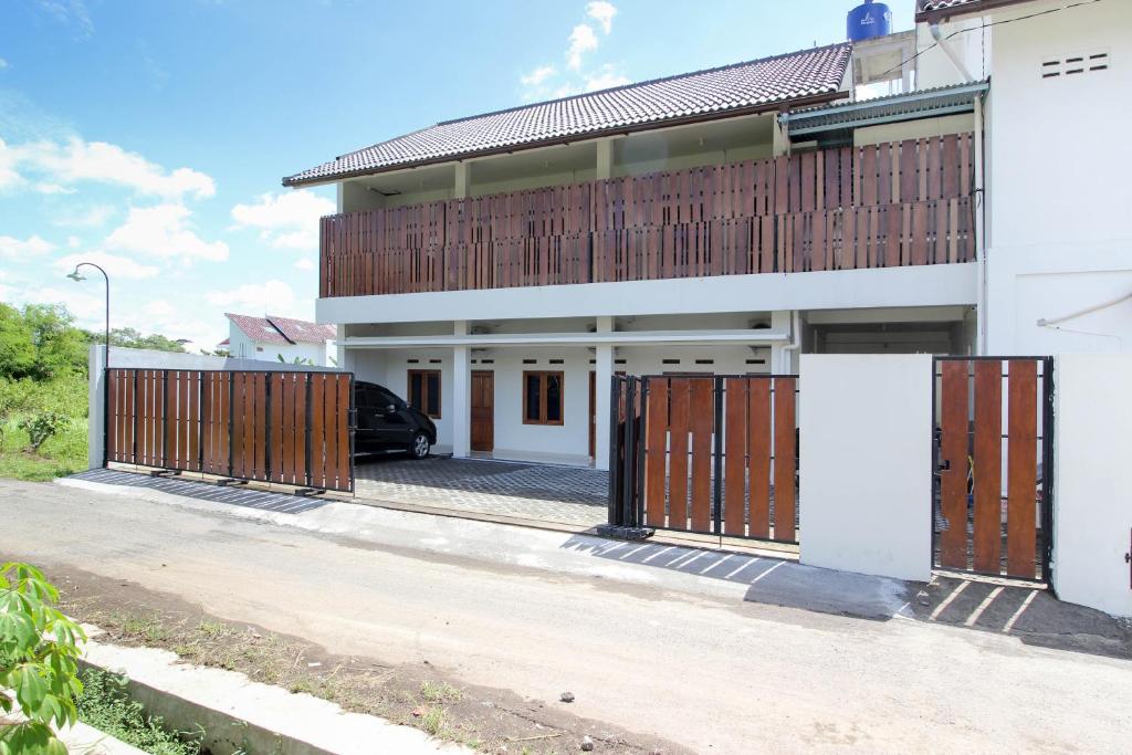 RedDoorz Syariah near Sindu Kusuma Edupark