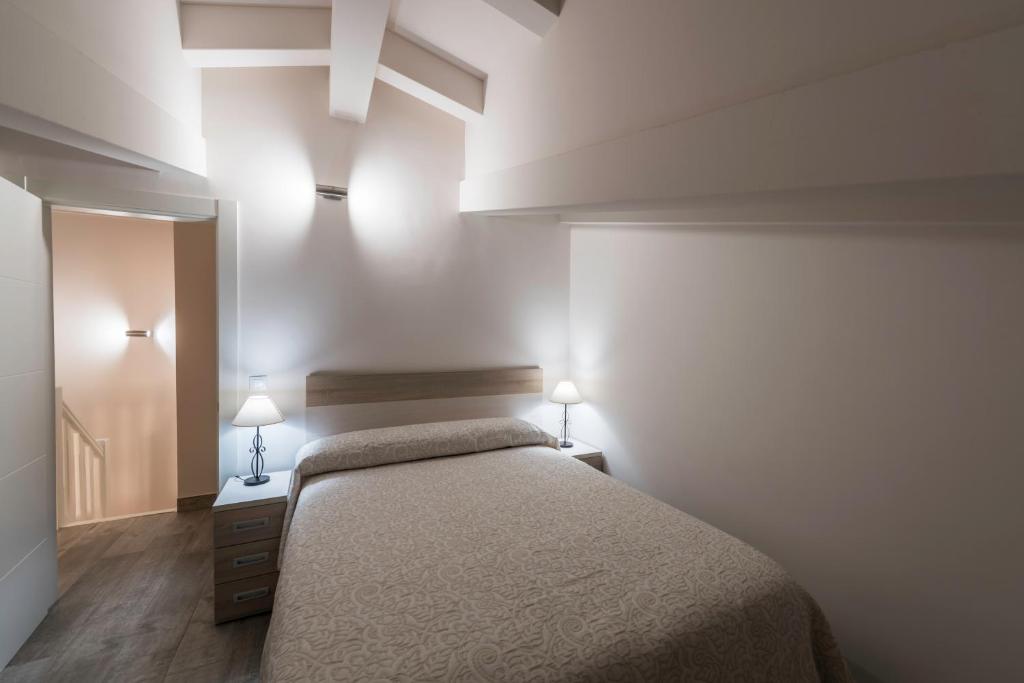 Posteľ alebo postele v izbe v ubytovaní Apartamentos Turísticos el Pontón