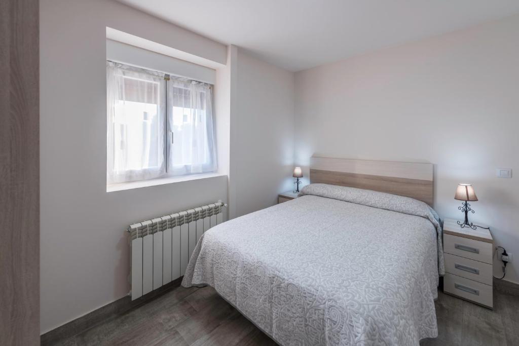 Posteľ alebo postele v izbe v ubytovaní Apartamentos Turísticos el Pontón