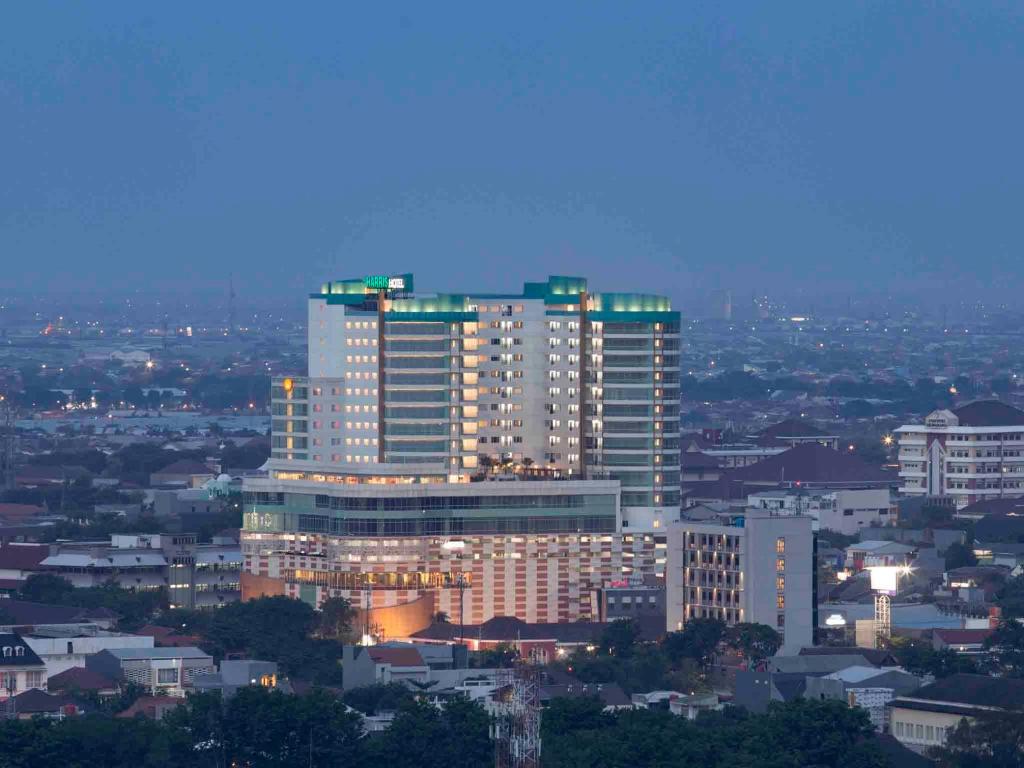 Linna Semarang üldine vaade või majutusasutusest HARRIS Hotel Sentraland pildistatud vaade