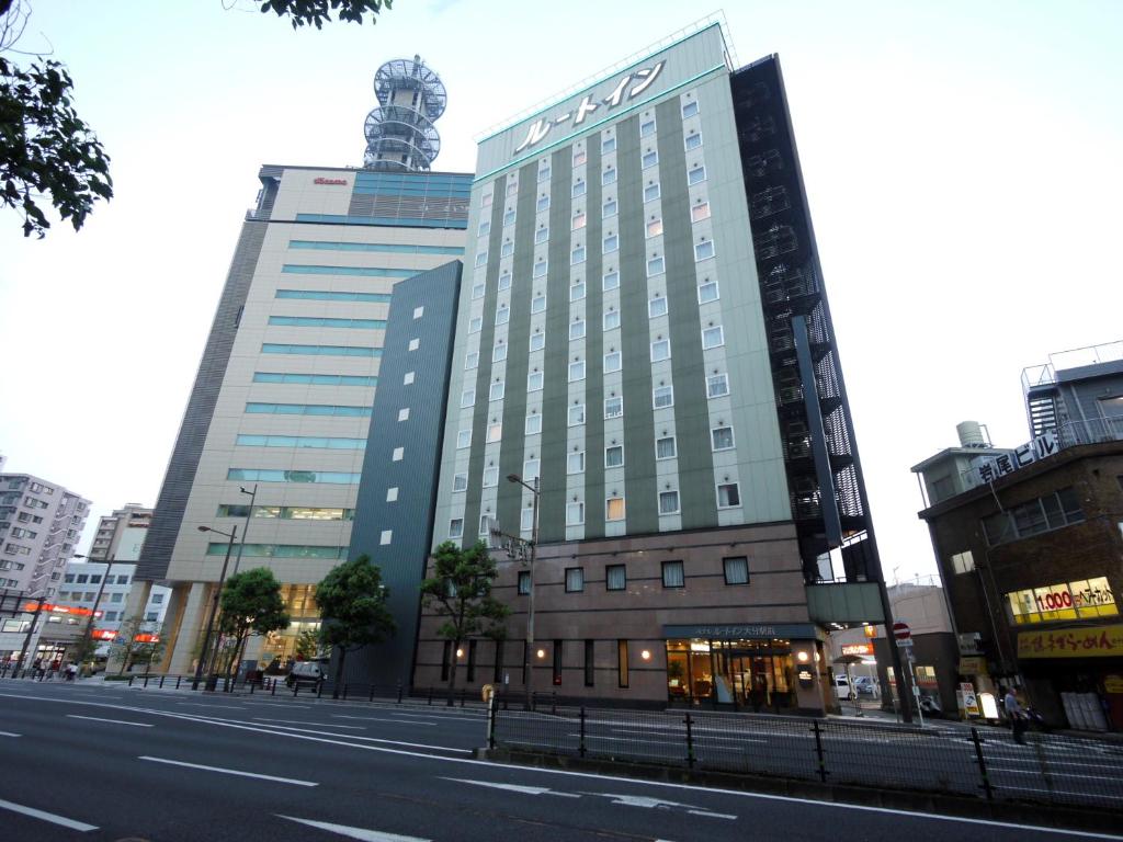 ein großes Gebäude an der Seite einer Stadtstraße in der Unterkunft Hotel Route-Inn Oita Ekimae in Ōita