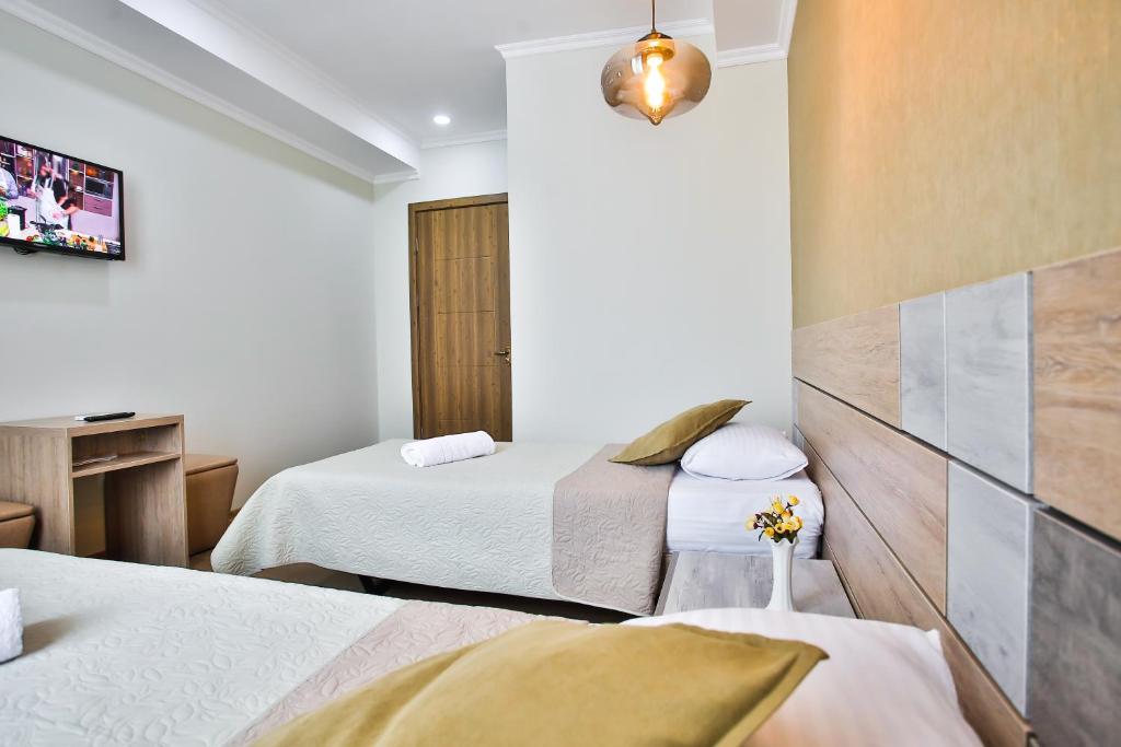Postel nebo postele na pokoji v ubytování Hotel Terrace Kutaisi