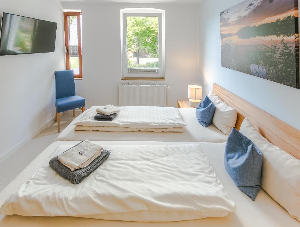 Postel nebo postele na pokoji v ubytování Hotel Johnsburg