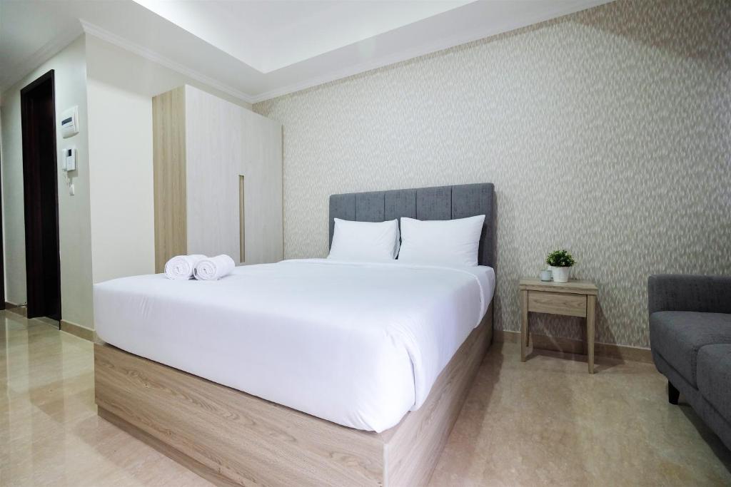Minimalist Studio Menteng Park Apartment By Travelio