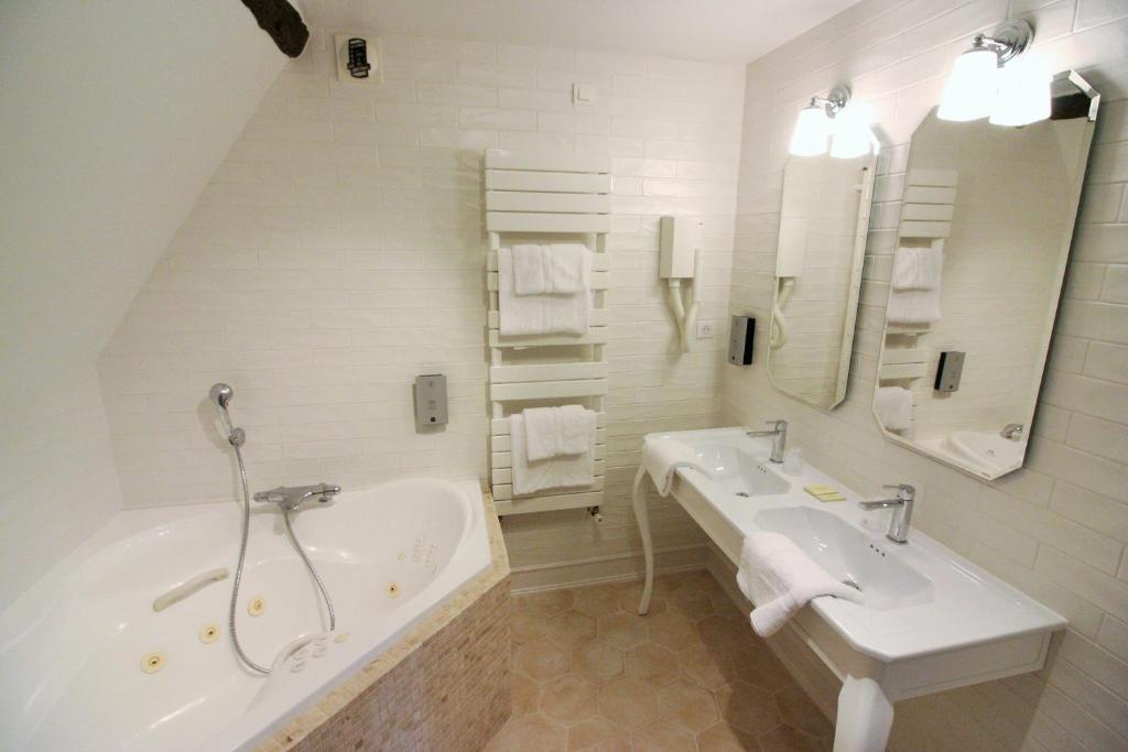 Koupelna v ubytování Logis - Hôtel & Restaurant du Tribunal