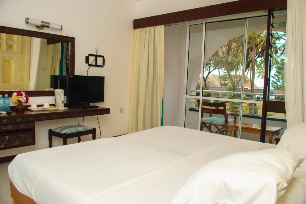 Postel nebo postele na pokoji v ubytování Reef Hotel Mombasa