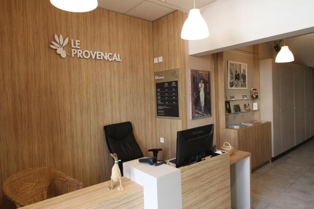 TV a/nebo společenská místnost v ubytování Le Provençal