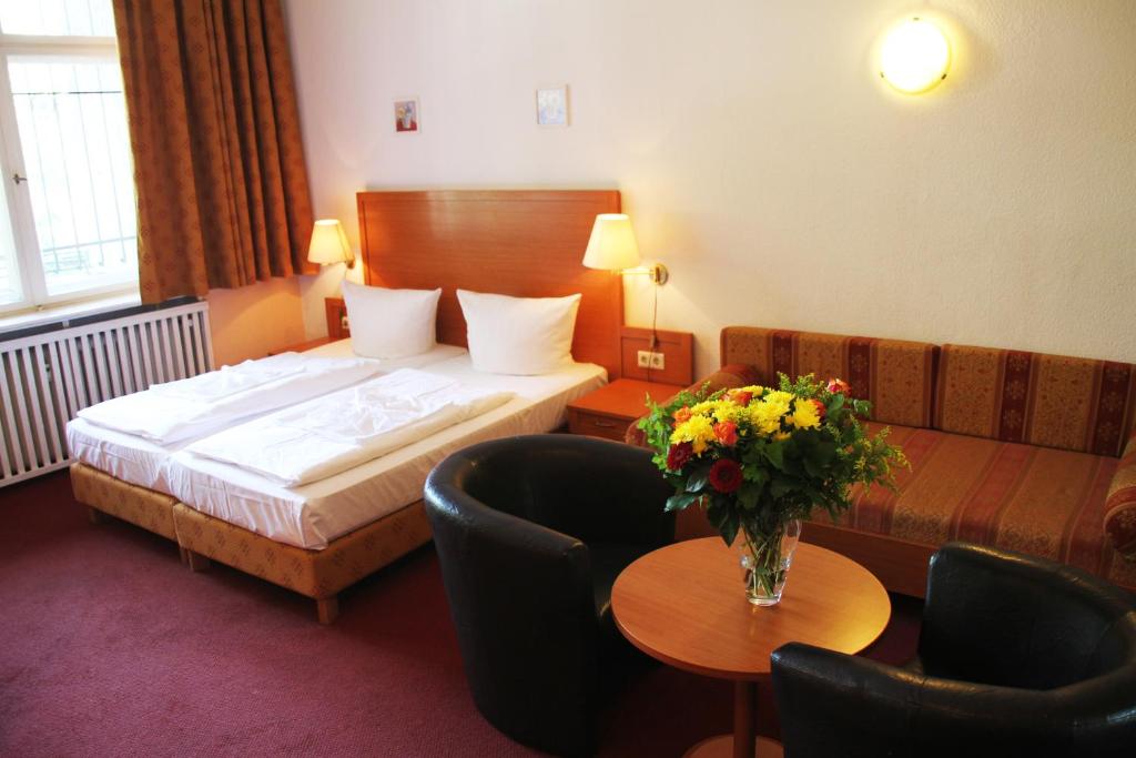Postel nebo postele na pokoji v ubytování Hotel Aster an der Messe