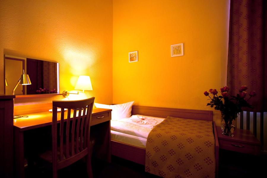 Postel nebo postele na pokoji v ubytování Hotel Aster an der Messe