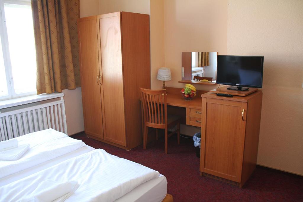 TV a/nebo společenská místnost v ubytování Hotel Aster an der Messe