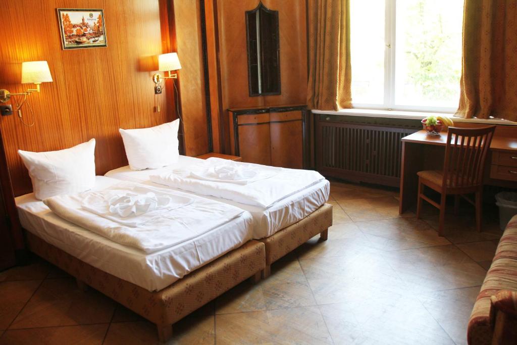 Postel nebo postele na pokoji v ubytování Hotel Aster an der Messe