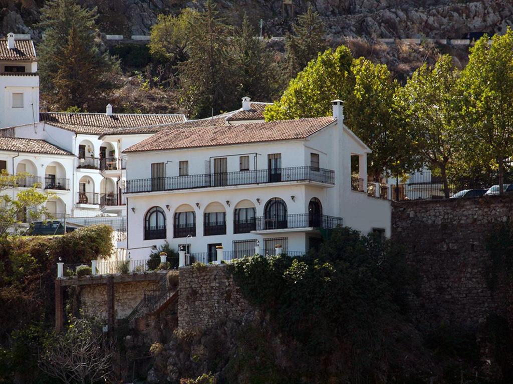 uma grande casa branca no topo de uma colina em Laguneta 32 GRAZALEMA em Grazalema