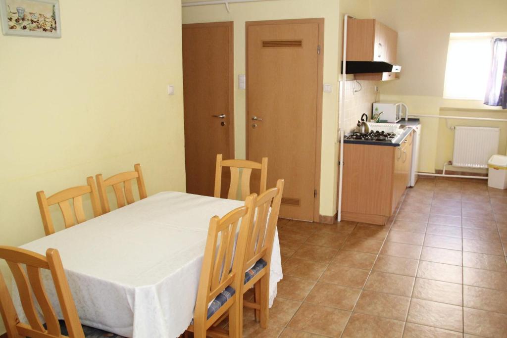 Kuchyňa alebo kuchynka v ubytovaní Afrodité Apartmanok