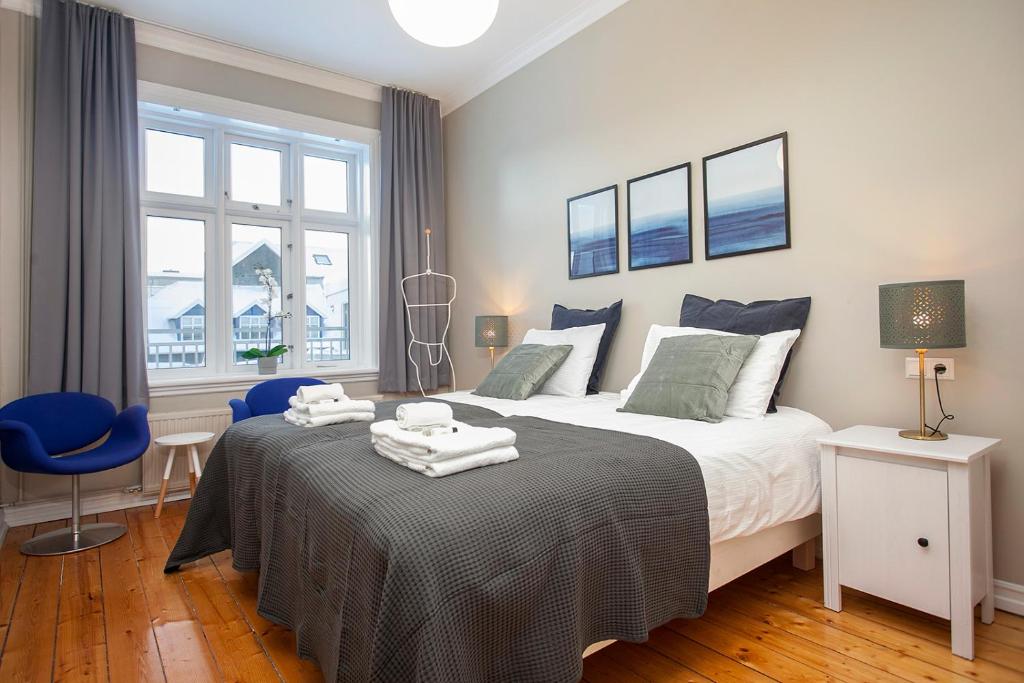 Un pat sau paturi într-o cameră la Iðunn Apartments by Heimaleiga