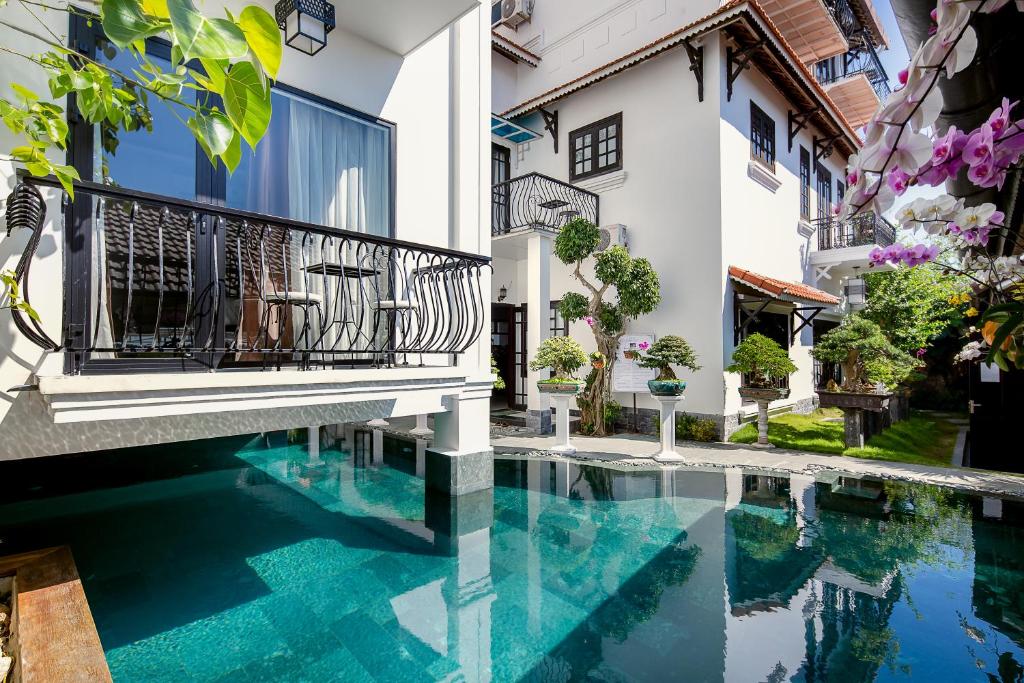 dom z basenem i balkonem w obiekcie Riverside Impression Villa w Hoi An