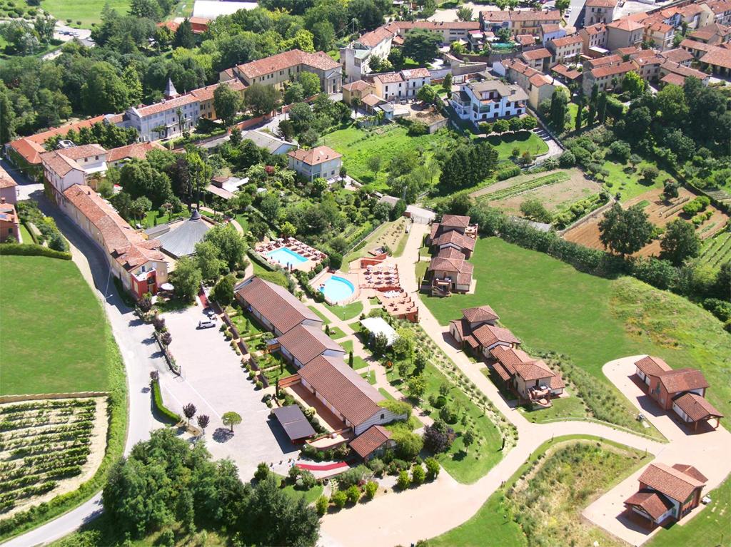 una vista aérea de un parque con un complejo en Ariotto Village, en Terruggia