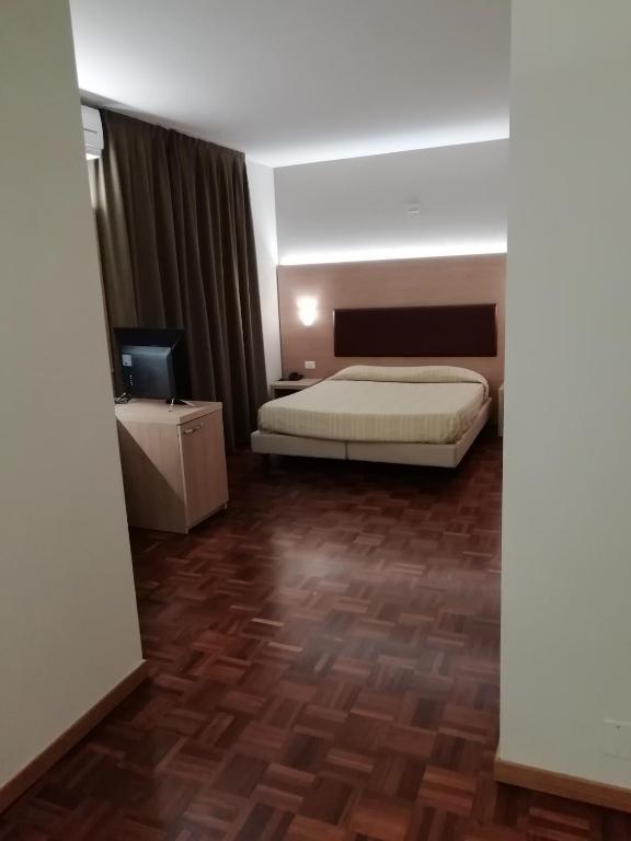 Postel nebo postele na pokoji v ubytování HOTEL BUCA DI BACCO