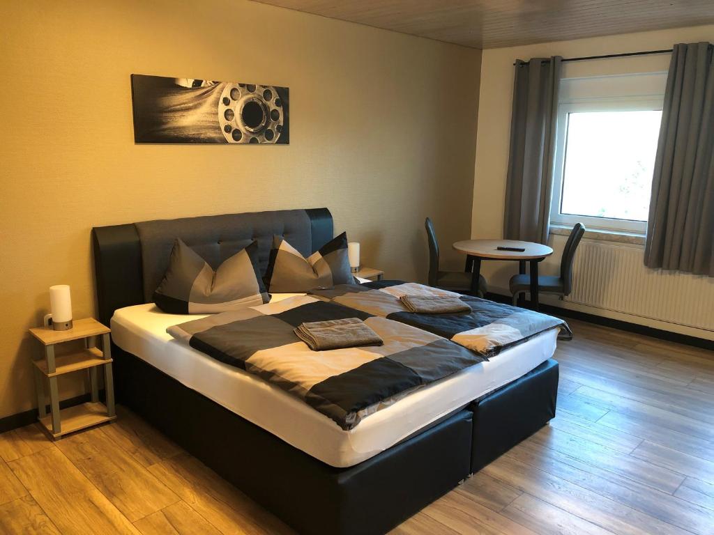 een slaapkamer met een groot bed in een kamer bij Pension Flying Ranch in Dermsdorf