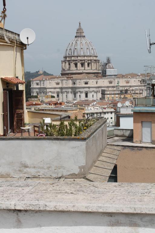 - une vue sur la ville depuis le toit d'un bâtiment dans l'établissement Saint Peter s roof, à Rome