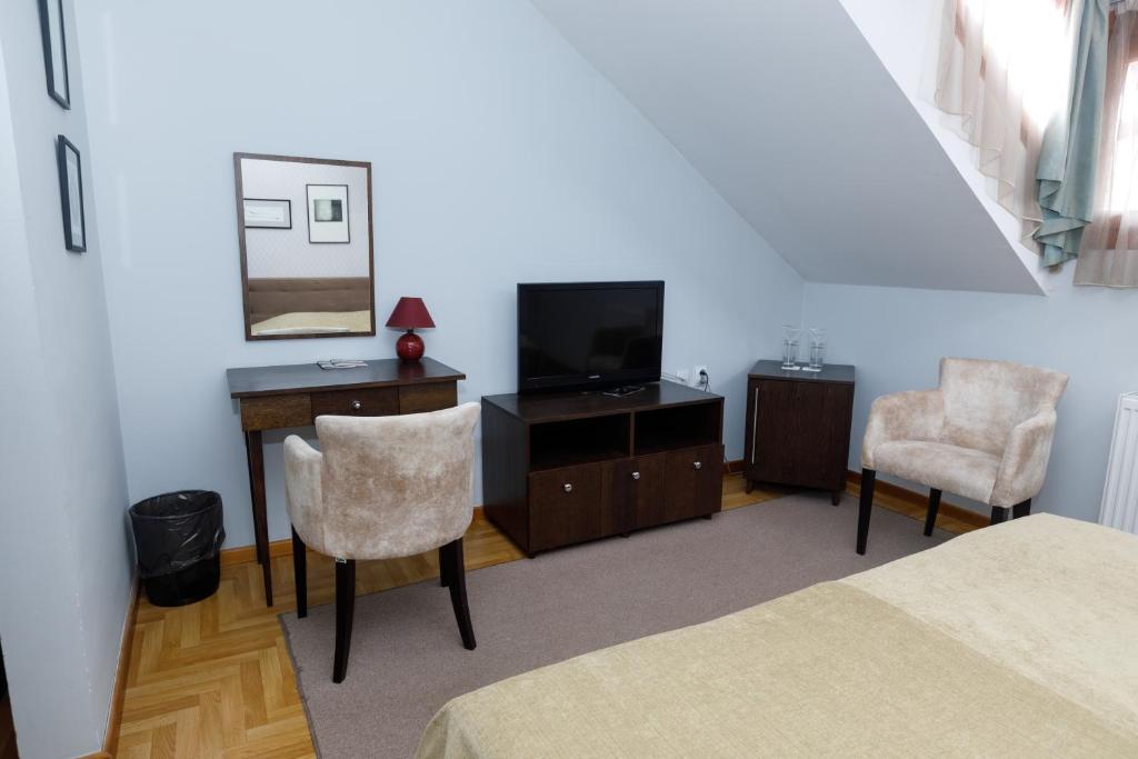 TV a/nebo společenská místnost v ubytování Art Garni Hotel