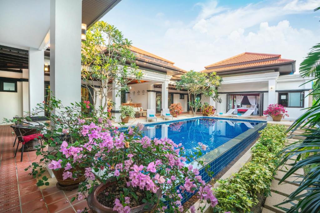 Бассейн в Jewels Villas Phuket или поблизости