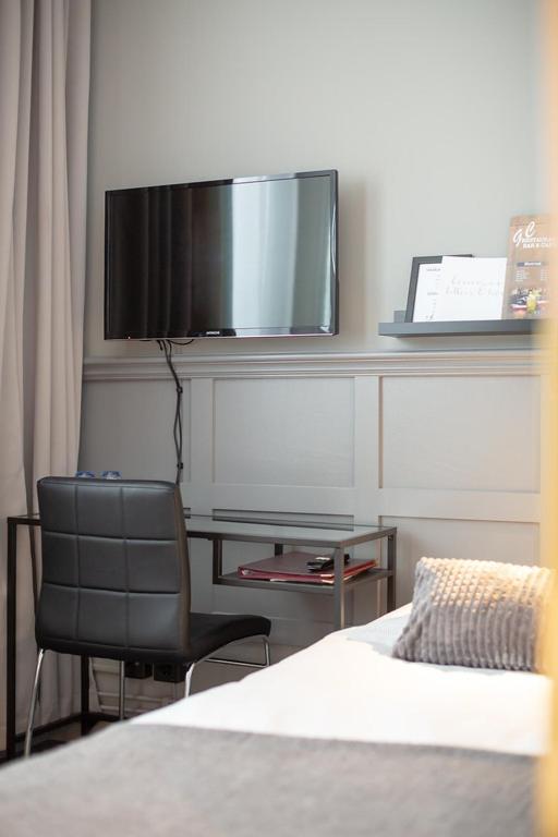 TV a/nebo společenská místnost v ubytování Hotell Leksand