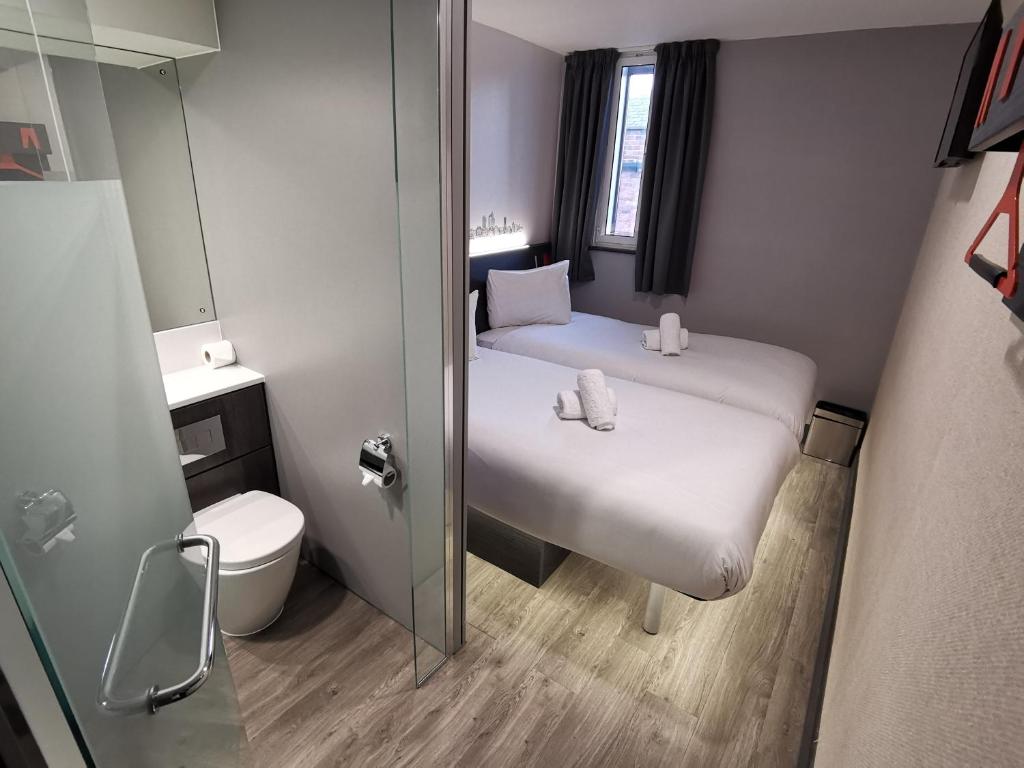 Postel nebo postele na pokoji v ubytování easyHotel Leeds