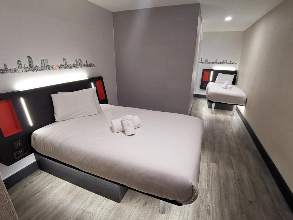 Postel nebo postele na pokoji v ubytování easyHotel Leeds
