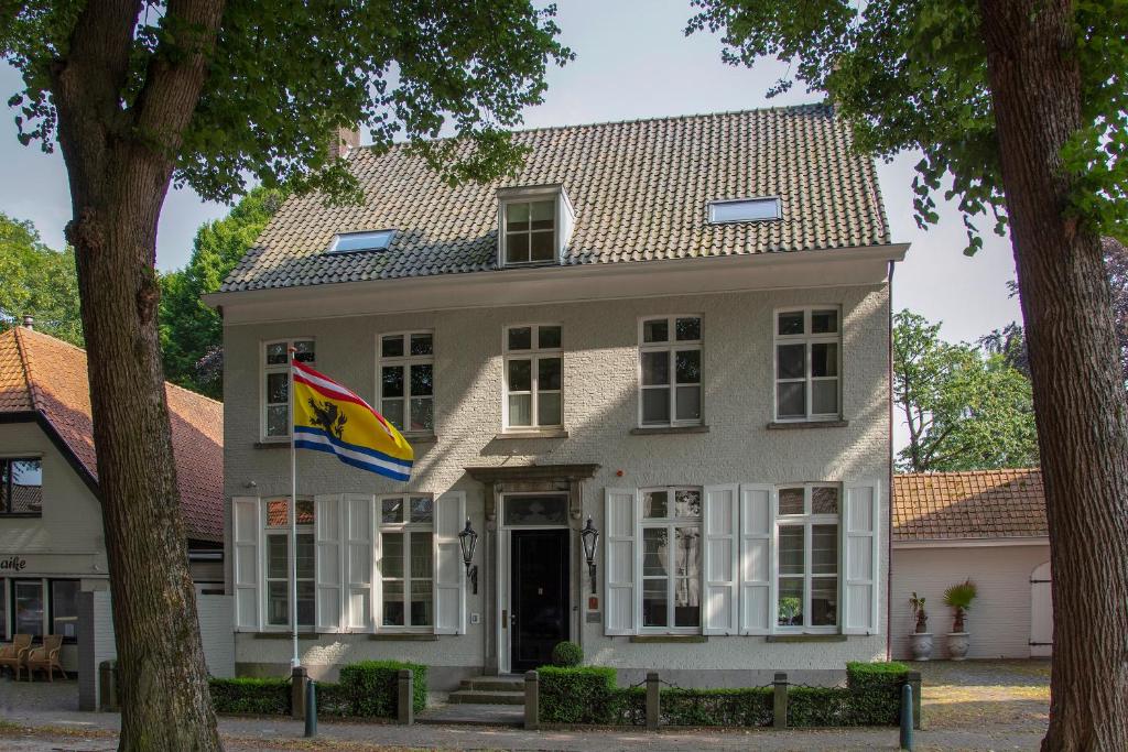 a flag flies in front of a house at Boutique B&B de PASTORY in Zuiddorpe