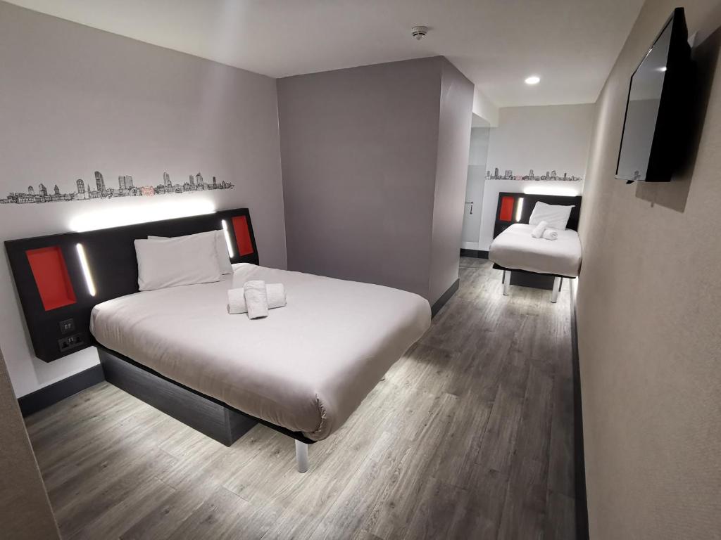 Postel nebo postele na pokoji v ubytování easyHotel Leeds