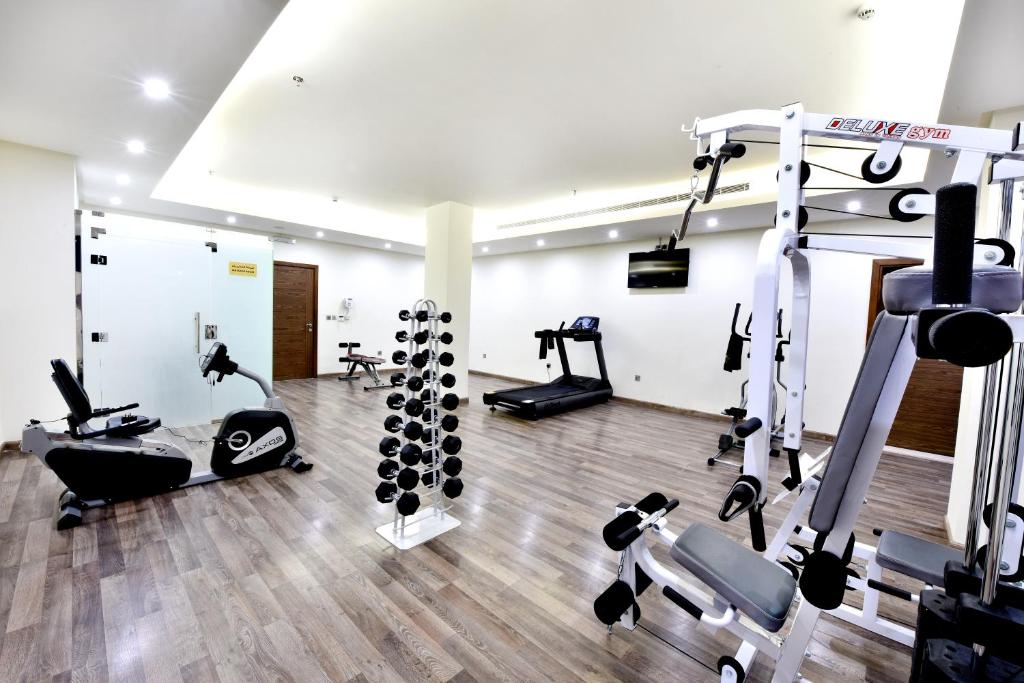 Fitness centrum a/nebo fitness zařízení v ubytování Iridium 70 Hotel