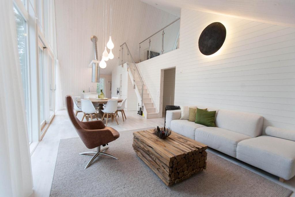 sala de estar con sofá y mesa en Hölick Havsresort & spa en Hudiksvall