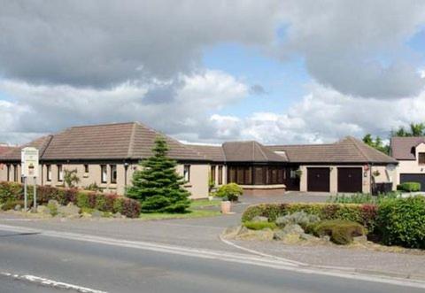 una casa al lado de una calle en Ashcroft Farmhouse en East Calder