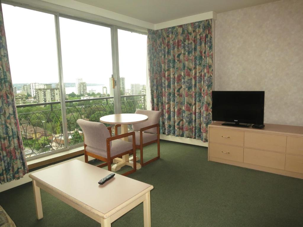 TV a/nebo společenská místnost v ubytování Tropicana Suite Hotel