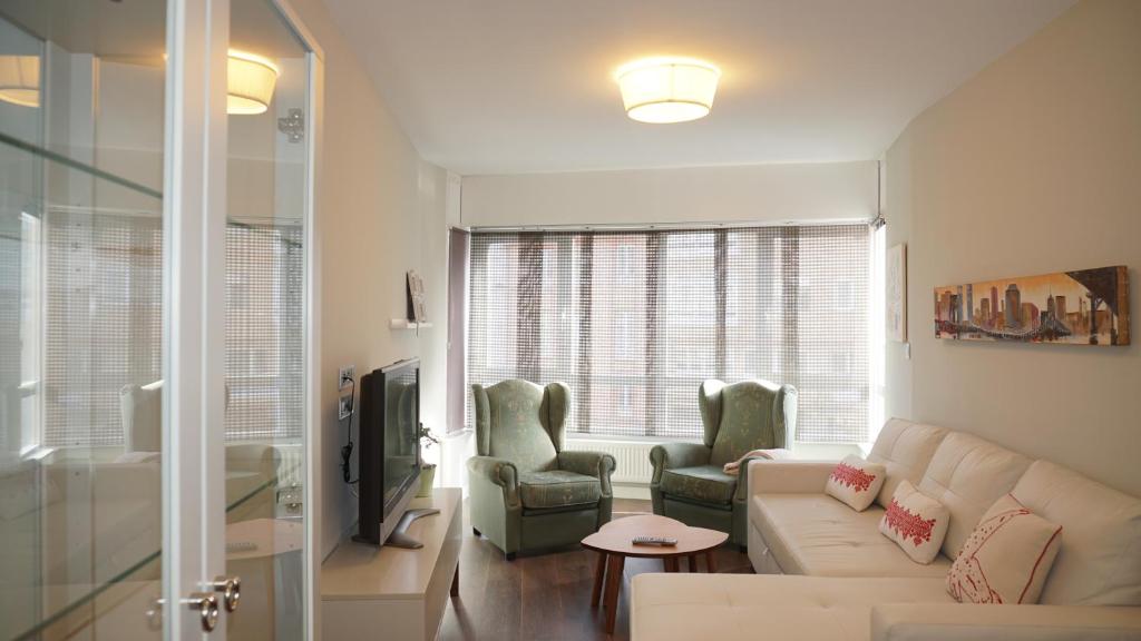 sala de estar con sofá y 2 sillas en Apartamento Vía Romana XIX, en Lugo
