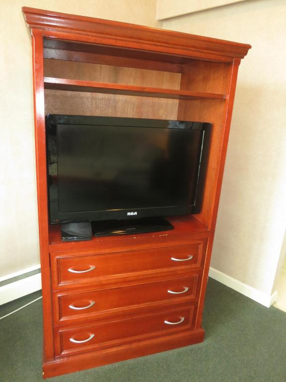 TV a/nebo společenská místnost v ubytování Tropicana Suite Hotel