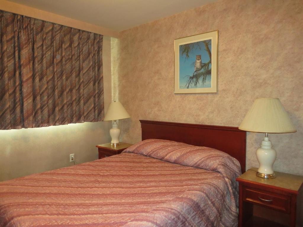 Кровать или кровати в номере Tropicana Suite Hotel