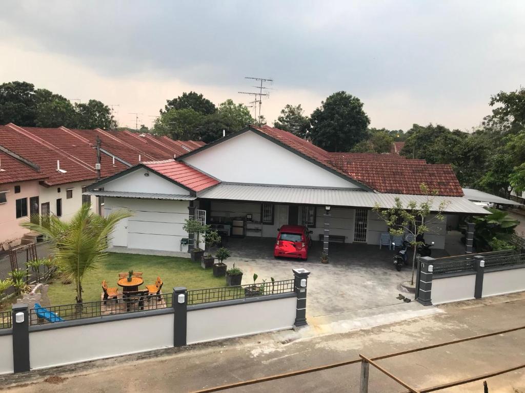una vista aérea de una casa con patio en Jiaxin Homestay - JP Pedana 家馨民宿, en Johor Bahru