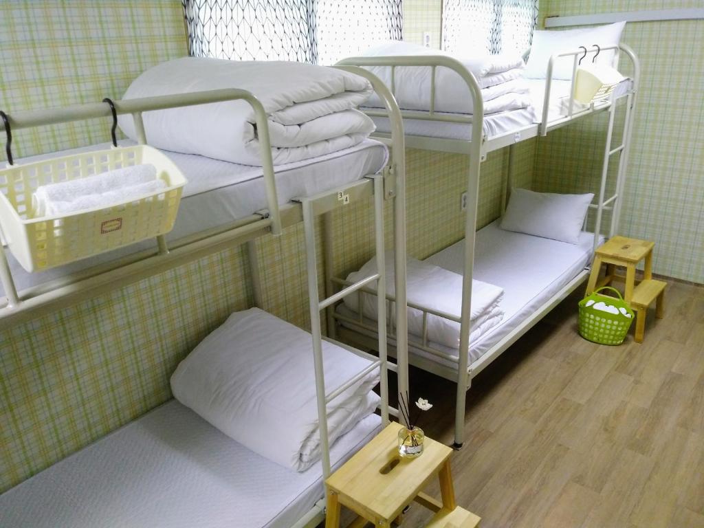 a room with two bunk beds with white towels at Jeonju Guesthouse Gosadong in Jeonju