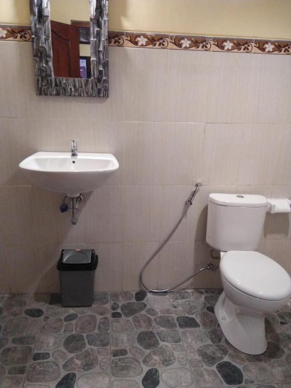 Koupelna v ubytování Wirya House