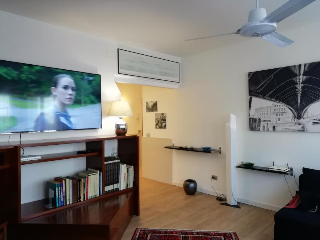 salon z płaskim telewizorem na ścianie w obiekcie Cà Mocenigo Terrace w Wenecji